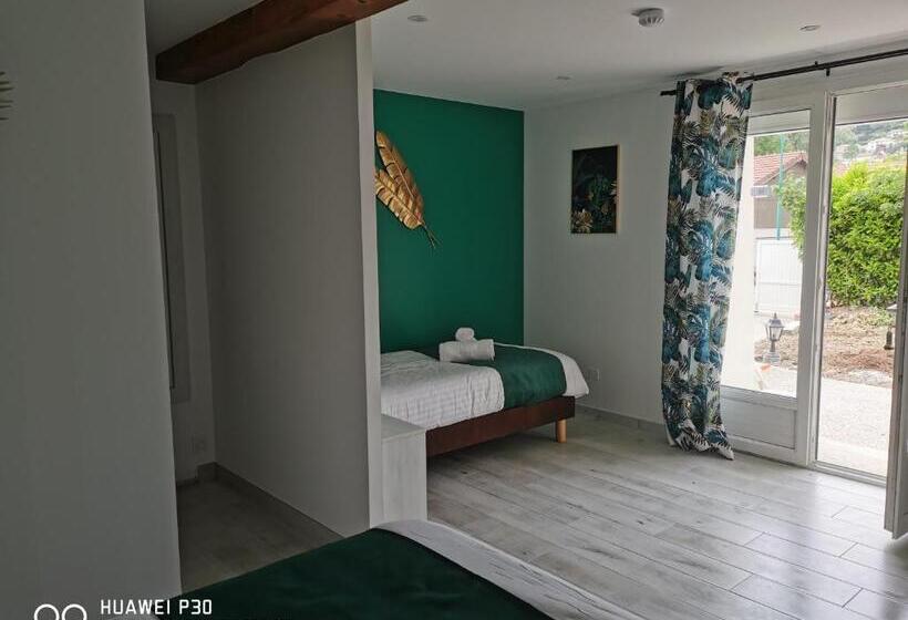 带花园景观的标准三人间, Des Négociants