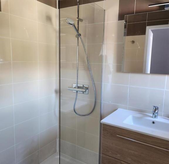 家庭山景房, Des Négociants