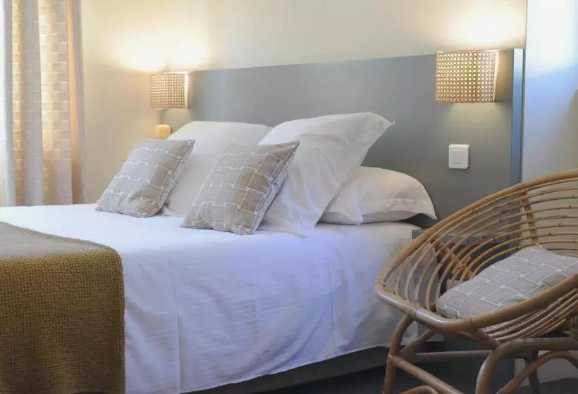 Standard Neljän Hengen Huone, Logis Hôtel Du Chêne