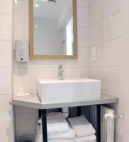 Standard Neljän Hengen Huone, Logis Hôtel Du Chêne
