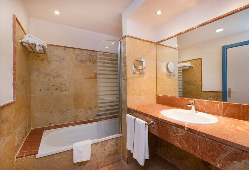 غرفة قياسية إطلالة جانبية علي البحر, Iberostar Waves Playa Gaviotas - All Inclusive