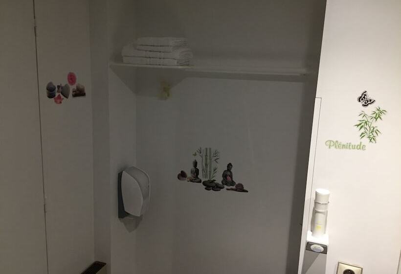 غرفة قياسية ثلاثية, Le Pavillon