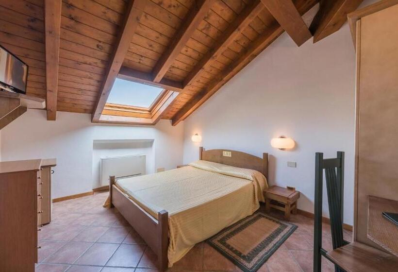 펜트하우스 룸, Lenno