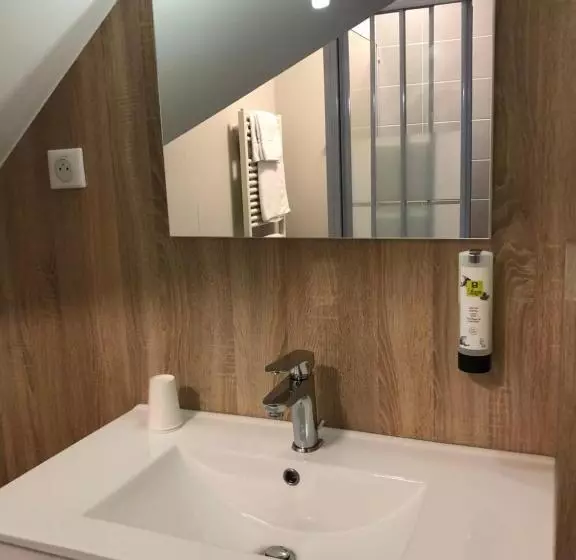 Standard Triple Room, Logis   Hôtel Saint Nicolas
