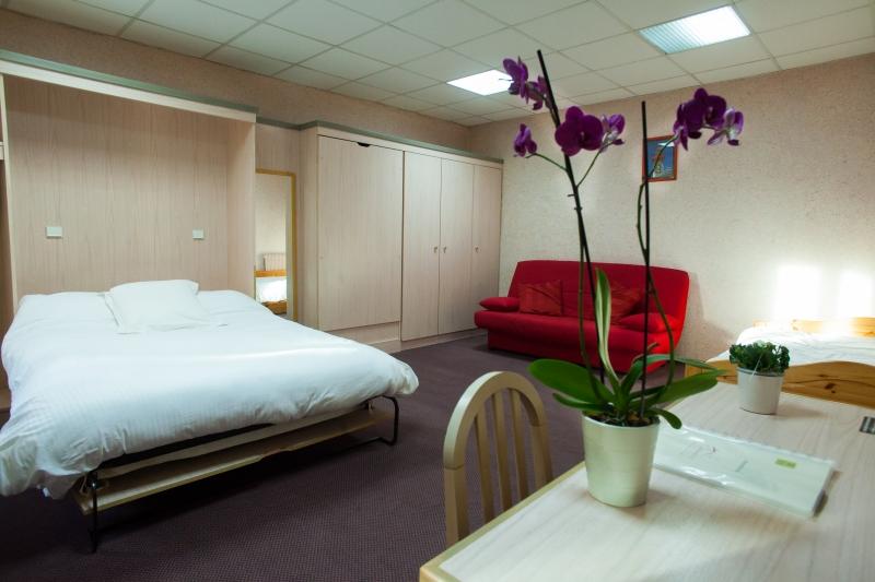 חדר משפחתי, Hôtel Le Commerce