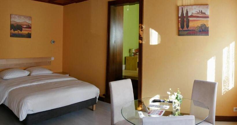 חדר סטנדרט לארבעה, Restaurant Collin