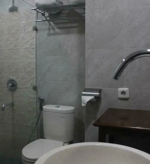 Cameră Superioară, Onih