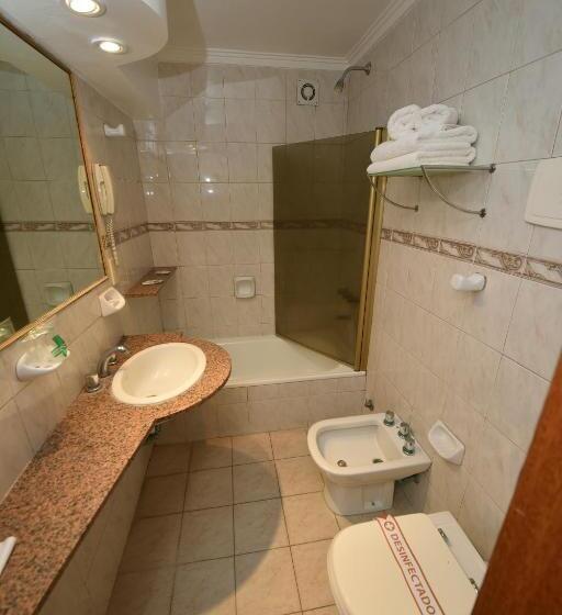 标准三人间, Gran Hotel Skorpios