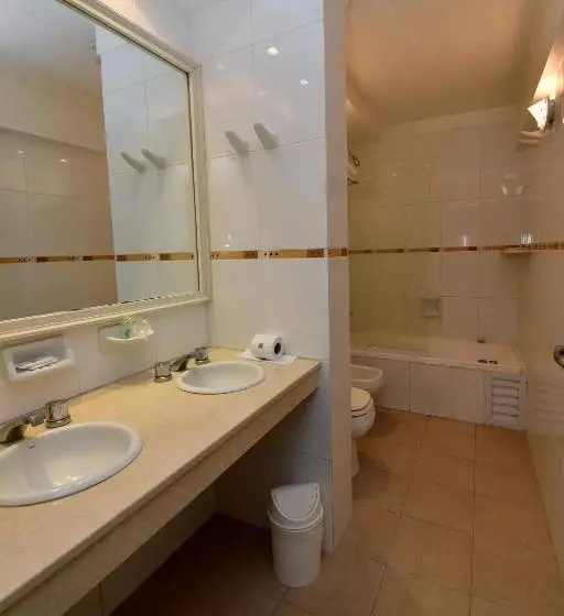سوئیت راحتی, Gran Hotel Skorpios