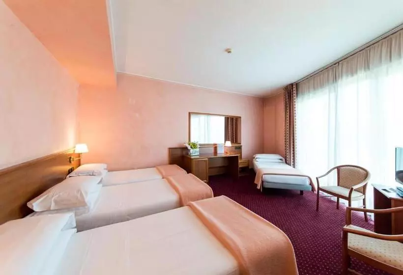 Standard Neljän Hengen Huone, Airport Hotel Bergamo