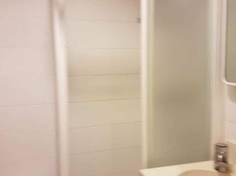 חדר סטנדרט לשלושה, Centrale