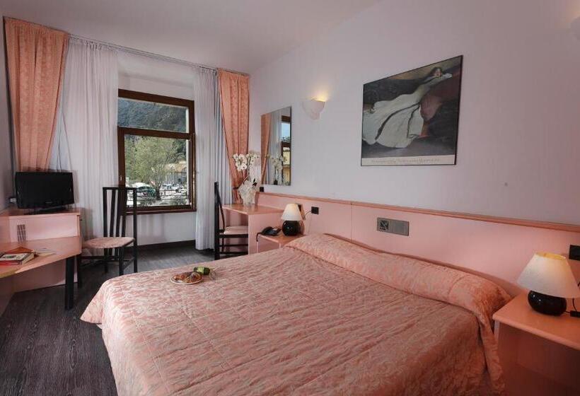 غرفة قياسية مطلّة علي البحيرة, Centrale