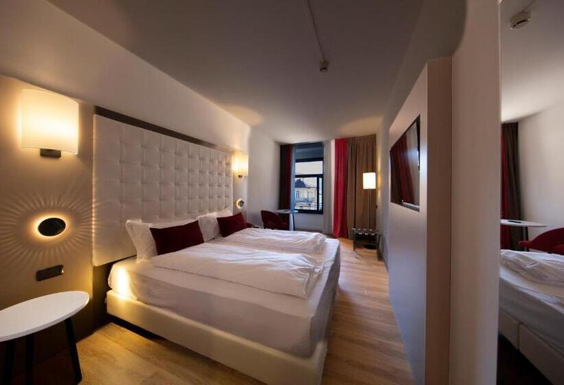 غرفة قياسية مطلّة علي البحيرة, Centrale