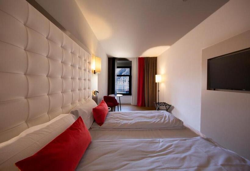 غرفة قياسية مطلّة علي البحيرة, Centrale