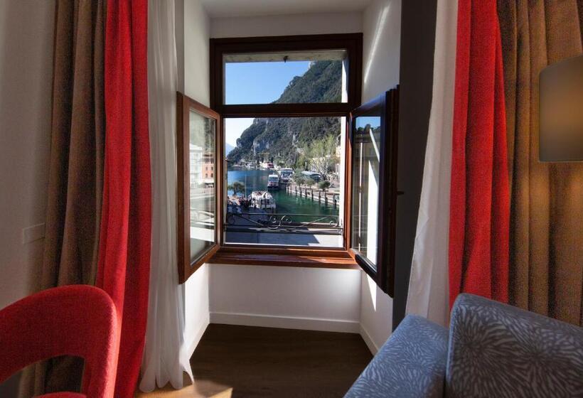 غرفة قياسية مطلّة علي البحيرة, Centrale