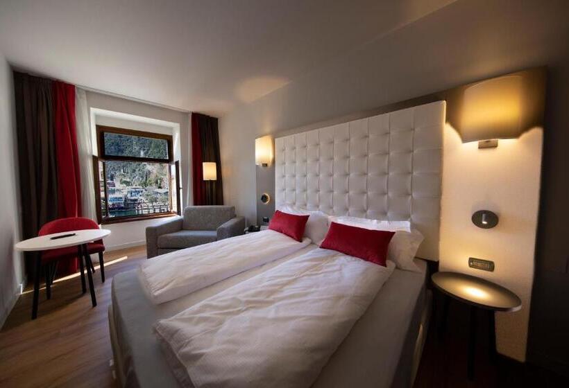 غرفة قياسية مطلّة علي البحيرة, Centrale