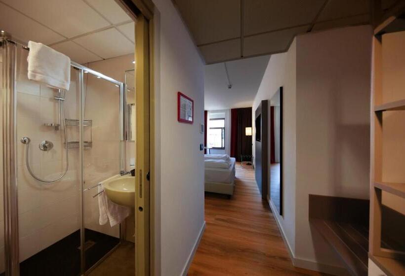 חדר סטנדרט לשלושה, Centrale