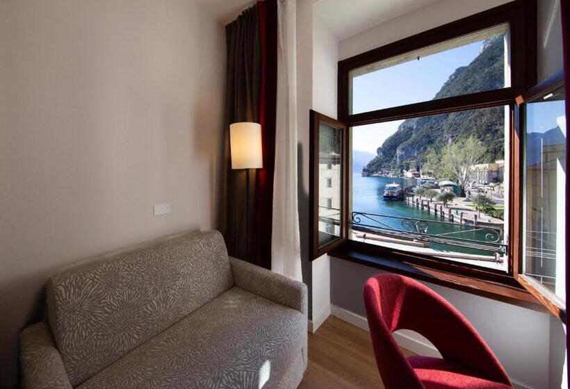 חדר סטנדרט לשלושה, Centrale