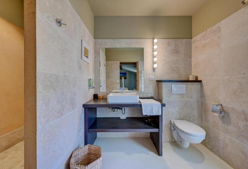 Номер Стандарт Трехместный, Hostellerie Le Paradou