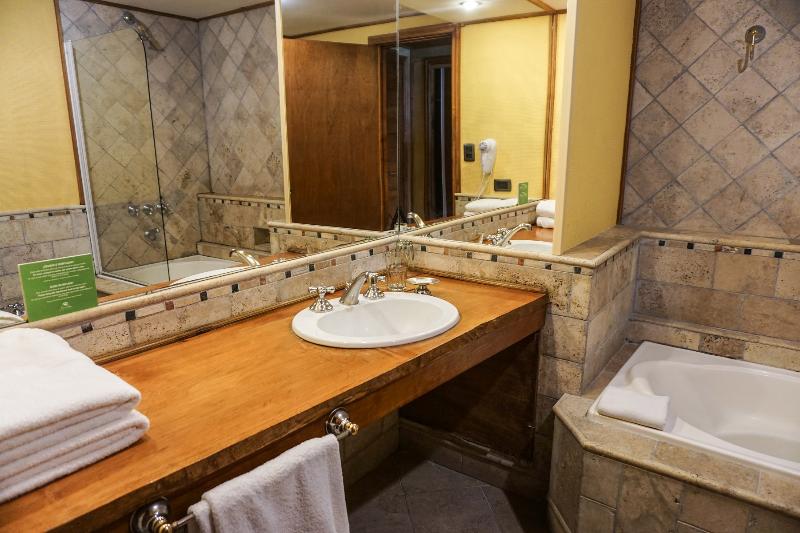 חדר סטנדרט לשלושה, Los Nires