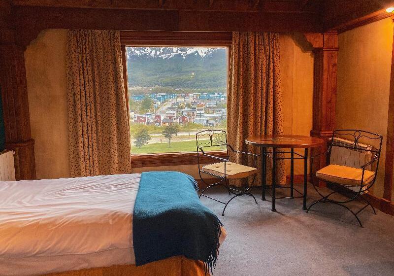 חדר סטנדרט לשלושה, Los Nires