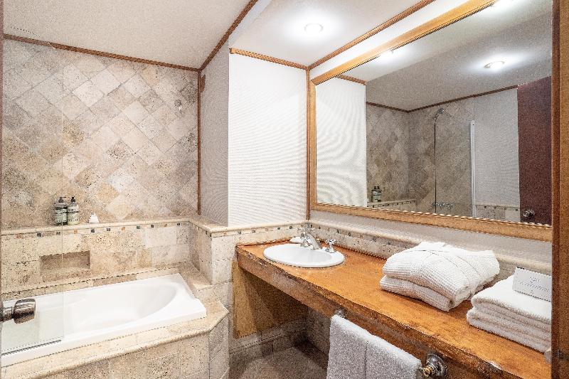 חדר סטנדרט לשלושה, Los Nires