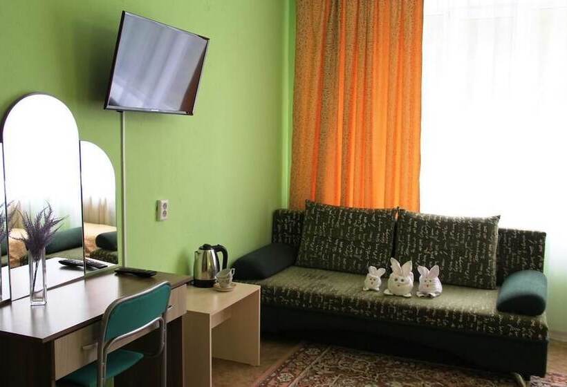 חדר סטנדרט לשלושה, Oasis Hotel   Hostel