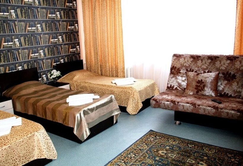 חדר סטנדרט לשלושה, Oasis Hotel   Hostel