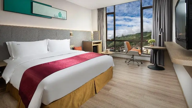 キングサイズベッドのスタンダードルーム, Holiday Inn Batang, An Ihg