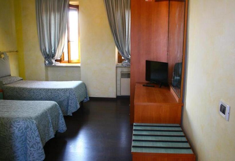 스탠다드 트리플 룸, Albergo Vecchio Pavone