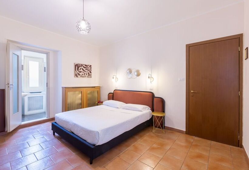 غرفة قياسية ثلاثية, Castello