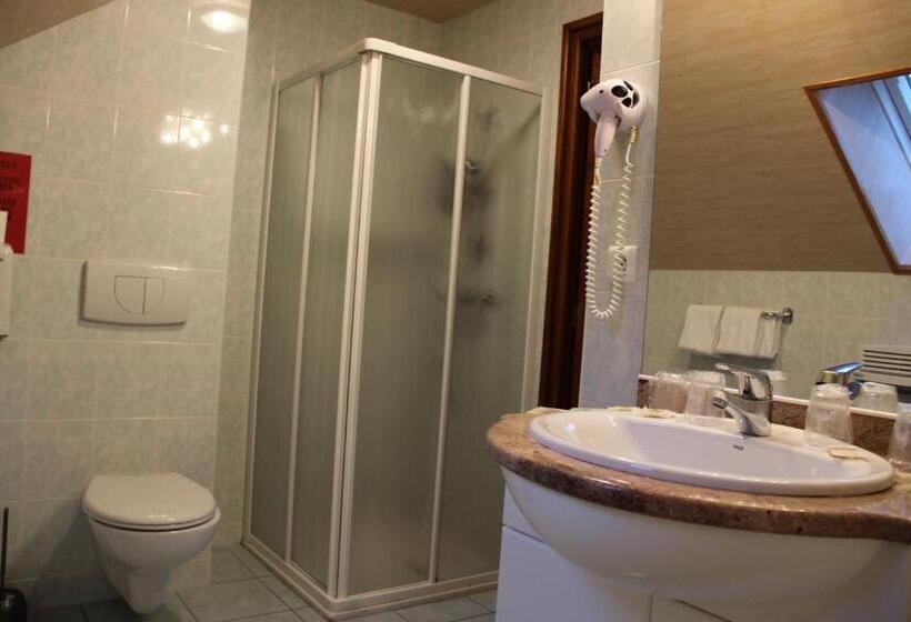 Четырехместный Номер Стандарт с Балконом, Hôtel Restaurant Logis La Méridienne