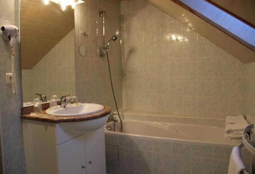 חדר לארבעה סטנדרטי עם מרפסת, Hôtel Restaurant Logis La Méridienne