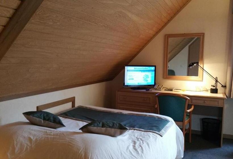 غرفة قياسية ثلاثية, Logis   Hotel Restaurant La Sapinière