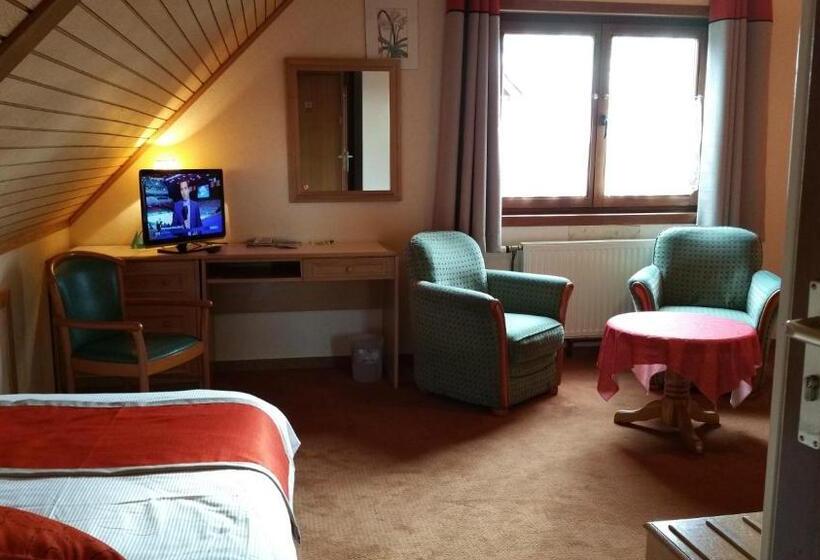 غرفة قياسية ثلاثية, Logis   Hotel Restaurant La Sapinière