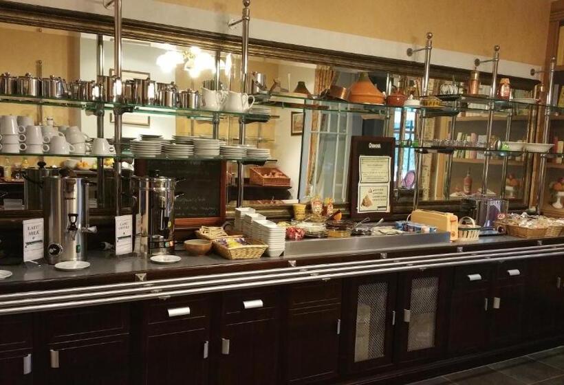 غرفة قياسية ثلاثية, Logis   Hotel Restaurant La Sapinière