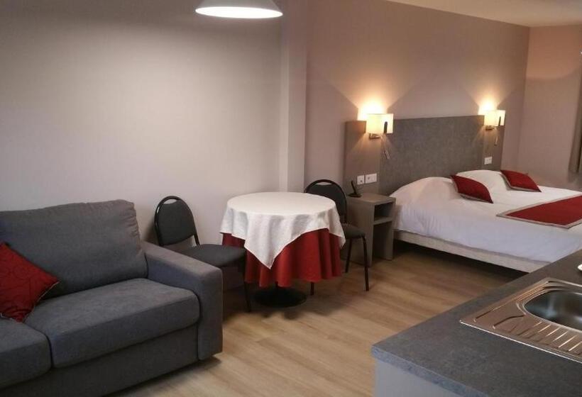 Студия Стандарт, Logis   Hotel Restaurant La Sapinière
