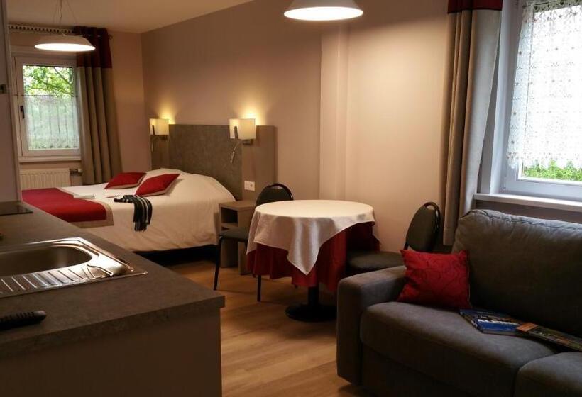 带双人床的标准工作室, Logis Hotel Restaurant La Sapinière