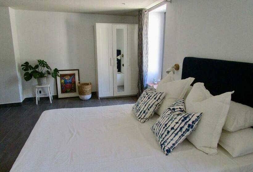 חדר משפחתי, Casa Pura Vida