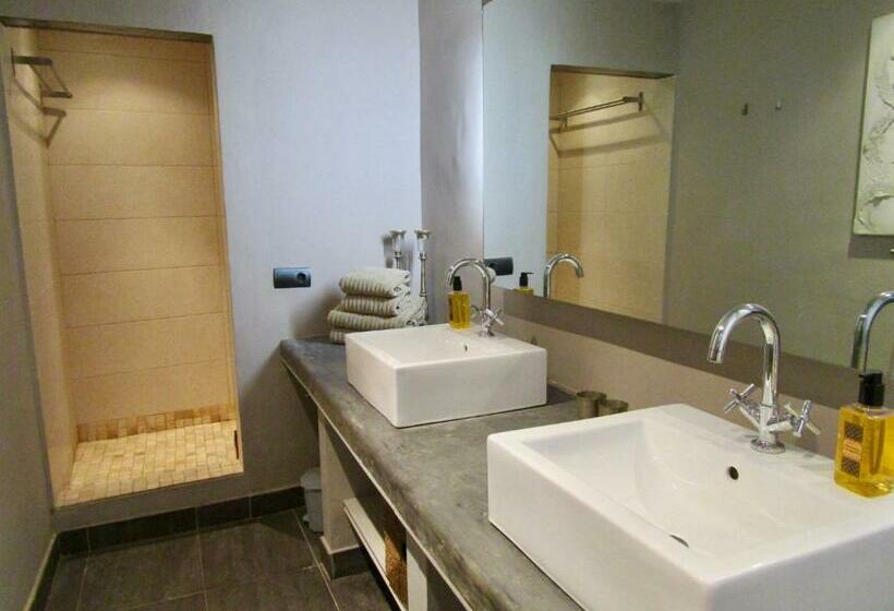 חדר משפחתי, Casa Pura Vida