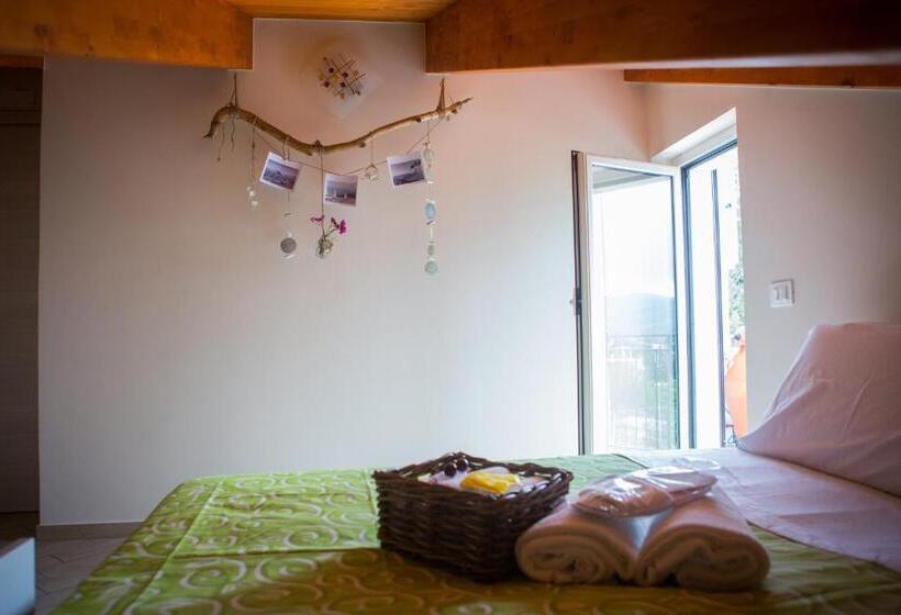 Standard room with outdoor bath, Il Mare In Mansarda