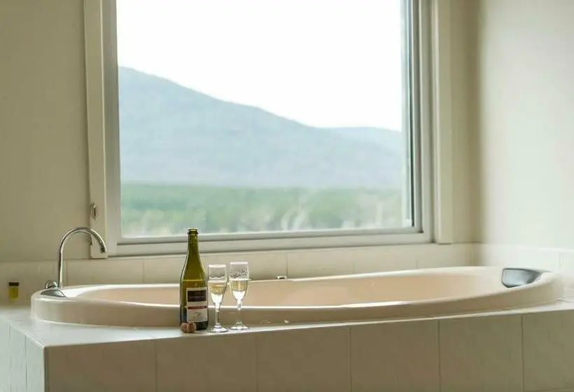 キングサイズベッドのスタンダードルーム, Macedon Ranges Hotel & Spa