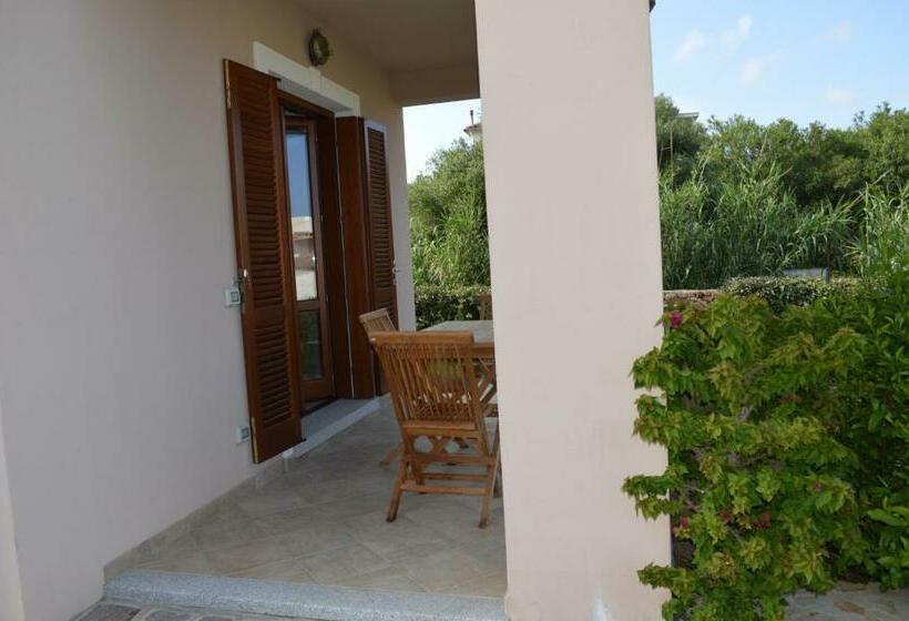 חדר סטנדרט לשלושה עם נוף לגינה, Guest Rooms Affittacamere