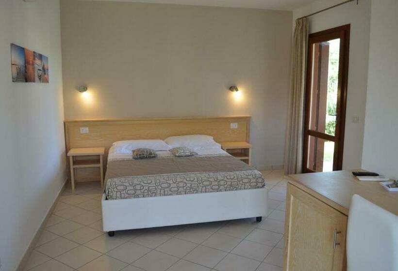 חדר סטנדרט לשלושה עם נוף לגינה, Guest Rooms Affittacamere