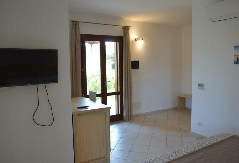 חדר סטנדרט לשלושה עם נוף לגינה, Guest Rooms Affittacamere