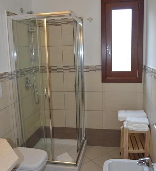 חדר סטנדרט לשלושה עם נוף לגינה, Guest Rooms Affittacamere
