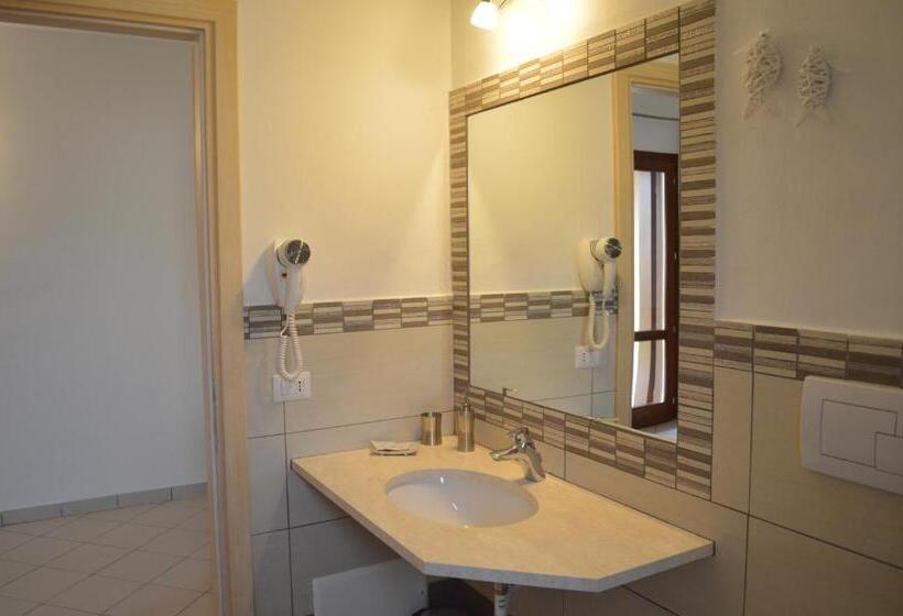 חדר סטנדרט לשלושה עם נוף לגינה, Guest Rooms Affittacamere