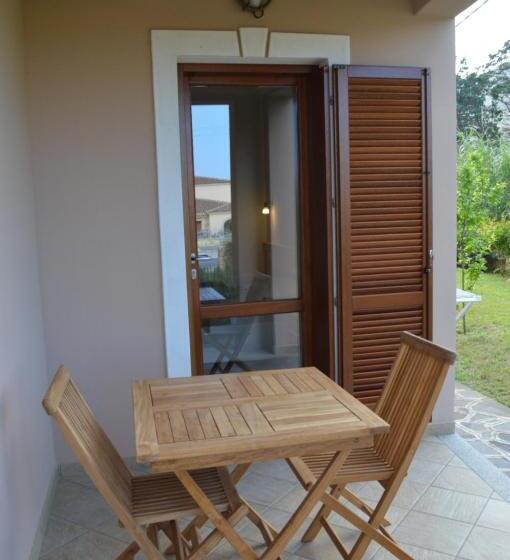 חדר סטנדרט לשלושה עם נוף לגינה, Guest Rooms Affittacamere