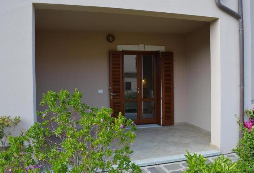 חדר סטנדרט לשלושה עם נוף לגינה, Guest Rooms Affittacamere