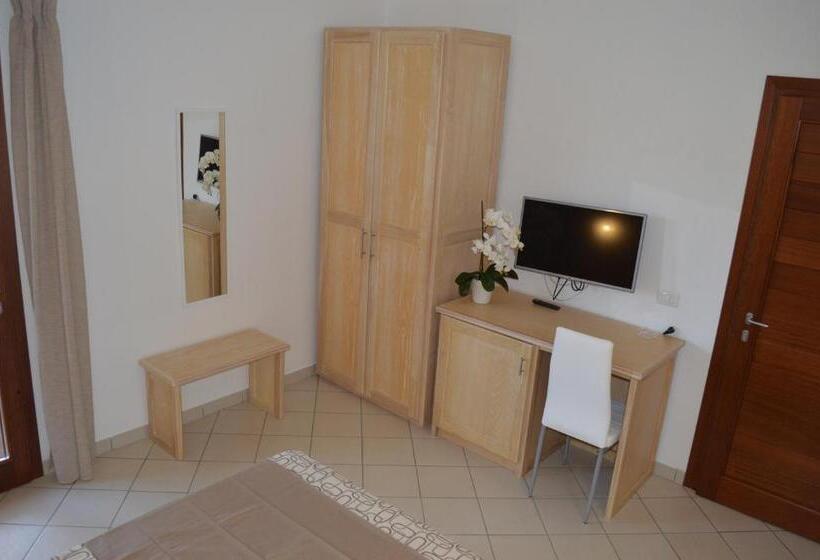 חדר דלוקס עם מרפסת, Guest Rooms Affittacamere